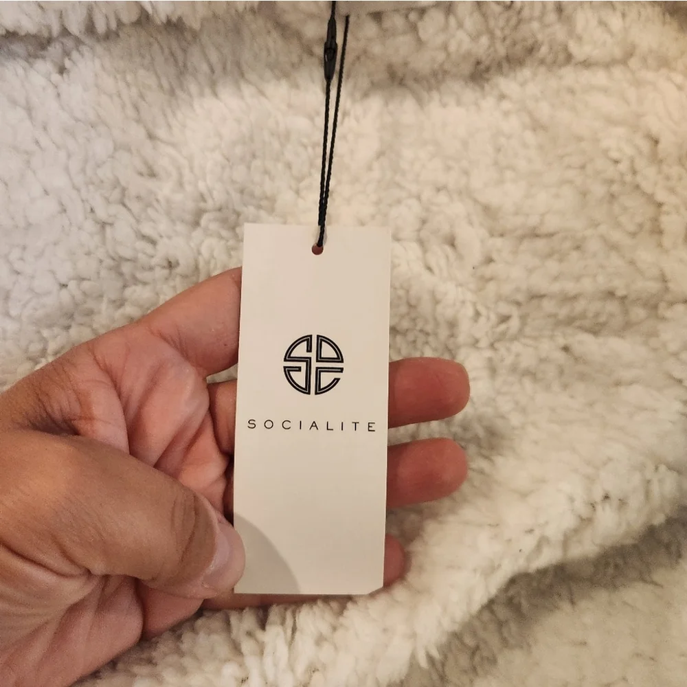 NWT Socialite Faux Sherpa Hooded Throw